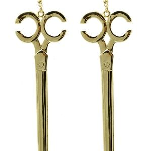 Hairstylists drop earrings